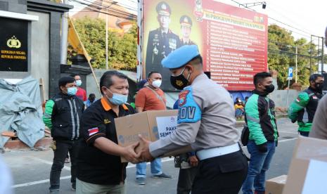 Penyerahan paket sembako secara simbolis kepada warga Malang Raya.