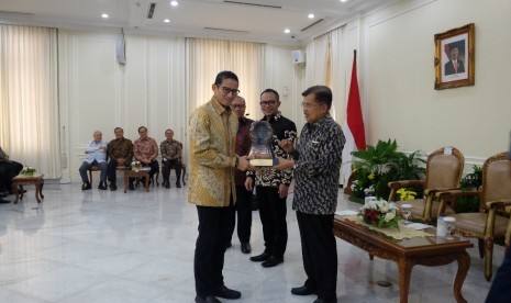 Penyerahan Paritrana pemenang jaminan sosial ketenagakerjaanuntuk 