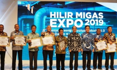 Penyerahan penghargaan BBM satu harga oleh BPH Migas untuk Pemkab Natuna