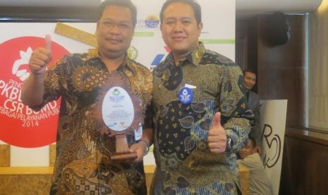 Penyerahan penghargaan PKBL BUMN untuk Biofarma