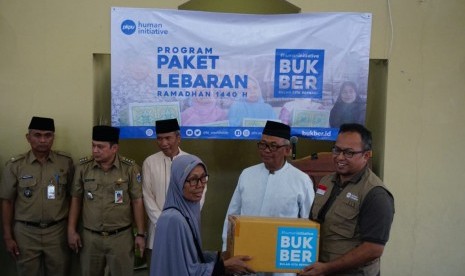 penyerahan penyaluran program paket lebaran secara simbolis oleh Human Initiative bersama Wali Kota Jakarta Utara di Masjid Al Jihad Masjid Al Jihad Damae 3 Koja Jakarta Utara, Senin (6/5). Acara tersebut diakhiri dengan buka puasa bersama.