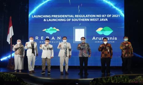 Penyerahan Perpres 87/2021 diberikan oleh Deputi Ekonomi Sekretariat Kabinet Shatya Bhakti Parikesit pada Gubernur Jabar Ridwan Kamil di acara West Java Investment Summit (WJIS) 2021 di Savoy Homann Hotel Bandung, Kamis (21/10).