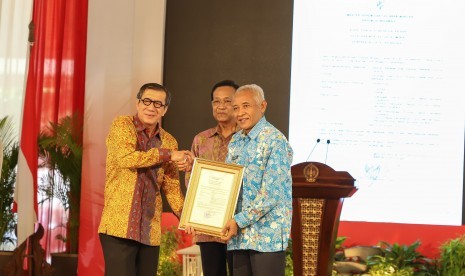   Penyerahan Piagam Kawasan Berbudaya Hak Kekayaan Intelektual (HKI dari Menteri Hukum dan HAM, Yasonna Laoly kepada Bupati Sleman, Sri Purnomo, di Bangsal Kepatihan DIY, Rabu (17/7)