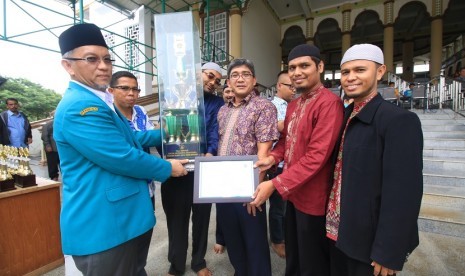 Penyerahan piala kepada juara umum MTQ ke-15 Unsyiah