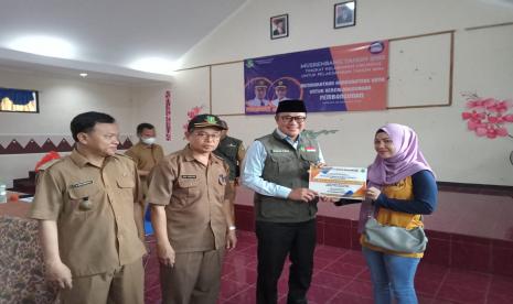 Penyerahan plakat atau prasasti hasil pelaksanaan perbaikan rumah tidak layak huni (Rutilahu) dari Bantuan Stimulan Rumah Swadaya Pra Sejahtera kepada warga di Kelurahan Cikundul, Kecamatan Lembursitu, Kota Sukabumi, Senin (26/12/2022