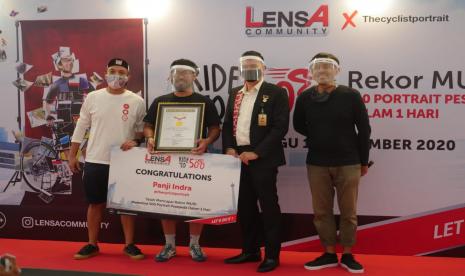 Penyerahan plakat Museum Rekor Indonesia (MURI) oleh perwakilan pihak MURI kepada Panji Indra di Jakarta International Velodrome, Ahad (15/11).