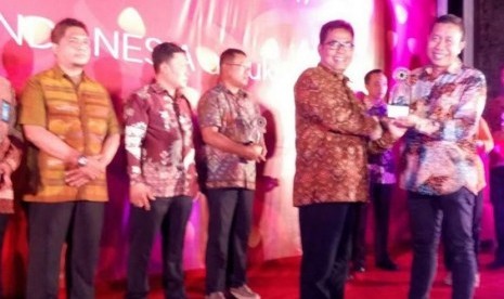 Penyerahan PRI Award 2017 kepada Humas Pemerintah Aceh.