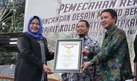 Penyerahan rekor MURI atas Rancangan Masjid Modern Terbanyak oleh  mahasiswa UMY, Rabu (28/8).