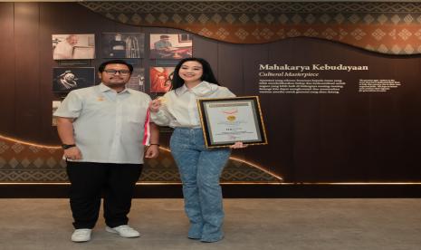 Penyerahan rekor MURI kepada Founder Flowhite, Nina Kaginda.