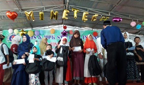 Penyerahan santuan kepada anak yatim dan dhuafa dalam rangka Mineteen yang diadakan oleh SMP Bina Insani, Bogor.