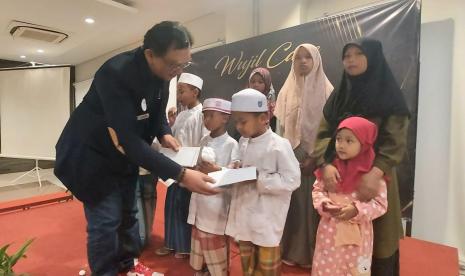 Penyerahan santunan kepada anak yatim piatu panti asuhan Al Muhibbin, Wujil, Kecamatan Bergas, pada acara Milad ke-6 The Wujil Resort & Conventions, Ungaran, Kabupaten Semarang, Jumat (2/9) malam.