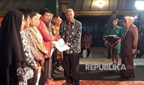  Penyerahan santunan kepada keluarga atau ahli waris  petugas-petugas KPPS dan Panwaslu di Kabupaten Sleman yang meninggal dunia.  Santunan diserahkan Bupati Sri Purnomo didampingi Wakil Bupati Sri  Muslimatun di Pendopo Parasamya, Sabtu (18/5).