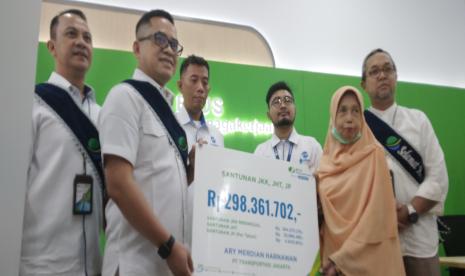 Penyerahan santunan program Jaminan Kematian dan Jaminan Kecelakaan Kerja kepada orang tua dari Ary Merdian Hernawan selaku ahli waris peserta BPJS Ketenagakerjaan yang meninggal dunia di Kantor BPJS Ketenagakerjaan Cabang Salemba, Senin (4/9/2023).