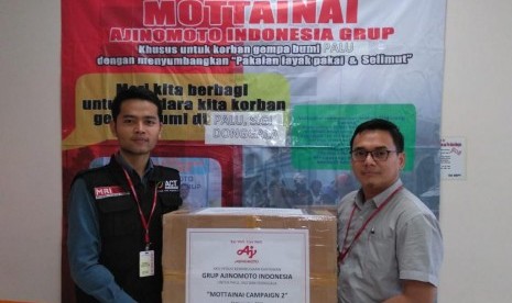 Penyerahan secara simbolik bantuan dari Ajinomoto untuk korban gempa Palu.