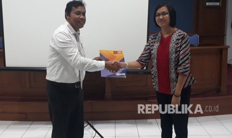  Penyerahan secara simbolis bantuan komputer dari Kementerian  Perindustrian kepada Universitas Amikom Yogyakarta, di Ruang Citra I  Amikom, Jumat (14/12).