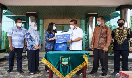 Penyerahan secara simbolis bantuan sembako dari Peruri untuk warga Karawang, Jawa Barat.