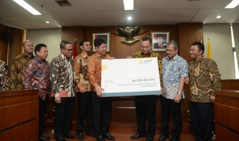 Penyerahan secara simbolis beasiswa Islamic Sociopreneur Development Program dari BSM kepada mahasiswa IPB.