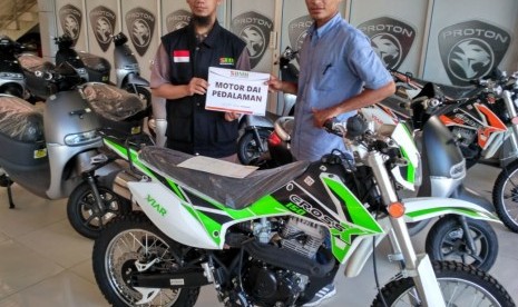 Penyerahan sepeda motor untuk Dai Tangguh Pedalaman Paser, Kalimantan Timur.