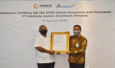 Penyerahan Sertifikat ISO 37001 Sistem Manajemen Anti Penyuapan oleh Irham Budiman Direktur Sertifikasi dan Operasional MUTU Internasional kepada Orias Petrus Moedak, Group CEO MIND ID.