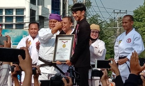 Penyerahan sertifikat pemecahan rekor MURI untuk peserta terbanyak peragaan gerak karate Kata 1 dan 2 kepada Gubernur Kalsel Sahbirin Noor di Banjarmasin, Ahad (8/9).