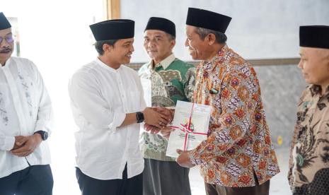 Handover of house of worship certificate by Raja Juli Antoni in Pekalongan, Central Java.