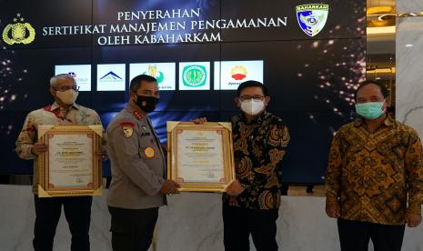 Penyerahan sertifikat Sistem Manajemen Pengamanan (SMP) dengan kategori 