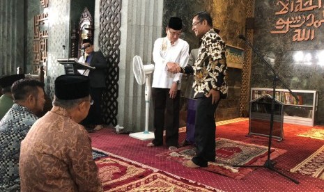 Penyerahan simbolik atas 1.000 mushaf Alquran Sinar Mas.