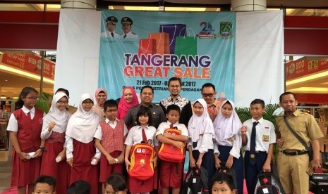 Penyerahan simbolis bantuan 500 kacamata minus dan 500 paket perlengkapan sekolah bagi anak-anak di kota Tangerang