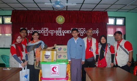 Penyerahan simbolis bantuan obat-obatan dari tim kemanusiaan MER-C Indonesia untuk pengungsi di Rakhine, Myanmar, yang diterima oleh Dr. Aung Thurein selaku Deputy State Health Director of Sittwe