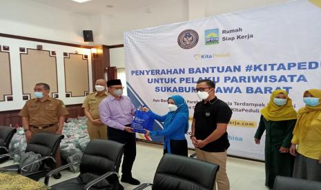 Penyerahan simbolis bantuan sembako dari Oke Oce Milenial dan Rumah Siap Kerja di Balai Kota Sukabumi, Senin (1/11) lalu