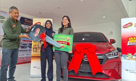 Penyerahan simbolis hadiah utama berupa mobil kepada pemenang program Berkah Fantaschiz bersama Prochiz 2024 di Medan, Sumatera Utara, Rabu (15/5/2024). 