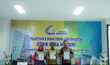 Penyerahan SK dan pelantikan Ketua STMIK Nusa Mandiri, Dr Dwiza Riana.