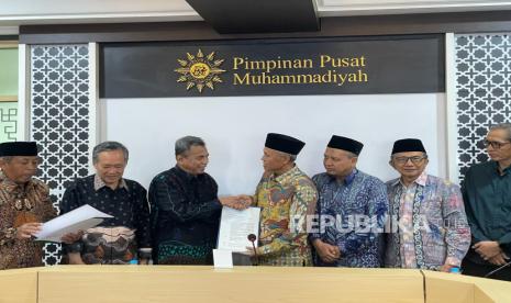 Penyerahan SK Rektor Terpilih Prof Harun Joko Prayitno oleh Ketua Pimpinan Pusat Muhammadiyah Bidang Organisasi, Ideologi, Kaderisasi, dan Pembinaan Angkatan Muda Muhammadiyah, Dr Agung Danarto.