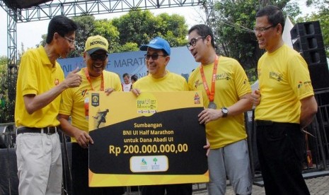 Penyerahan sumbangan dalam BNI Iluni UI Half Marathon 2017