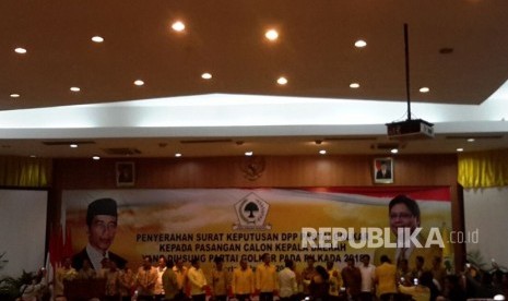 Penyerahan Surat Keputusan (SK) DPP Partai Golkar kepada pasangan calon kepala daerah yang diusung pada pilkada 2018 di DPP Golkar, Slipi, Jakarta Barat, Jumat (5/1).