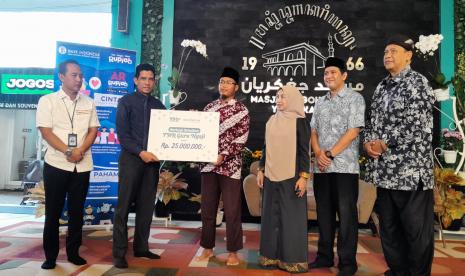 Penyerahan THR kepada guru ngaji dan pentasyarufan zakat mal di Masjid Jogokariyan, Kota Yogyakarta, Senin (17/4/2023).