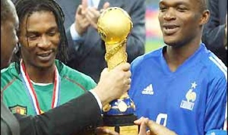 Penyerahan trofi Piala Konfederasi 2003 yang penuh haru. Kapten Prancis Marcel Desailly mengajak kapten Kamerun Rigobert Song mengangkat piala bersama-sama untuk menghormati pemain Kamerun yang meninggal di laga semifinal, Marc Vivien Foe.