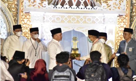 Penyerahan Trophy Juara Umum MTQH ke XXX Tingkat Provinsi Kalteng Tahun 2022 dari Gubernur Kalteng kepada Ketua Umum Panitia Penyelenggara MTQH Tingkat Provinsi Kalteng