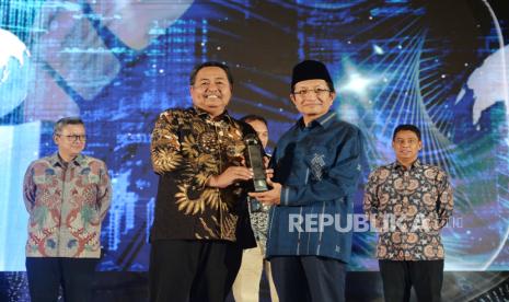 Penyerahan trophy pemenang CSR dalam acara Anugerah CSR 2023 Republika di Jakarta, Kamis (26/10/2023). Anugerah ini merupakan ajang untuk memberikan apresiasi kepada perusahaan yang dinilai berperan penting dalam menggiatkan program tanggung jawab sosial perusahaan atau CSR.                 