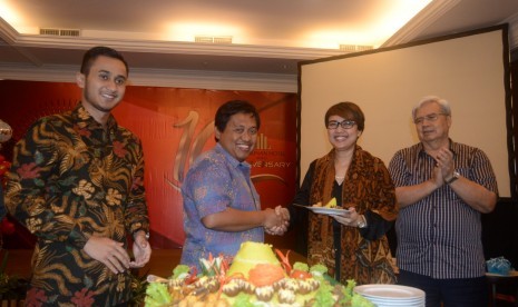 Penyerahan tumpeng pada tasyakuran HUT ke-10.