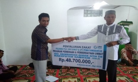 Penyerahan zakat dari YPM PLN dan Prima DMI ke mustahiq asal Kabupaten Samosir