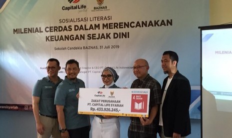 Penyerahan zakat PT Capital Life Syariah kepada Baznas, sekaligus seminar ‘Millenial Cerdas dalam Merencanakan Keuangan Sejak Dini’ di SCB Cibungbulang, Kabupaten Bogor, Jawa Barat, Rabu (31/7).