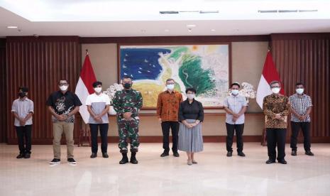 Penyerahterimaan tersandera Abu Sayyaf yang telah dibebaskan kepada keluarga oleh Menteri Luar Negeri Retno Marsudi, BIN, dan TNI, Senin (5/4)