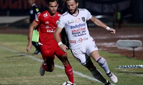 Penyeran Bali United Ilija Spasojevic (kanan) dibayangi bek Persija Rezaldi Hehanusa.