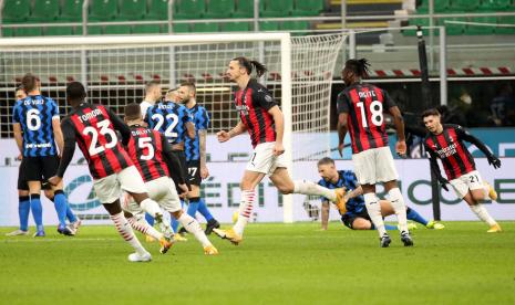 Penyerang AC Mila Zlatan Ibrahimovic (tengah) seusai menjebol gawang Inter Milan di Coppa Italia.