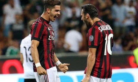 Gelanda AC Milan Hakan Calhanoglu (kanan) dan penyerang Andre Silva.