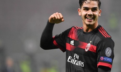 Penyerang AC Milan Andre Silva merayakan gol ke gawang Austria Wina di Stadiona San Siro, Milan, Italia, Jumat (24/11) dini hari WIB. 