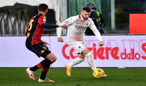 Penyerang AC Milan ANte Rebic (kanan) dijaga pemain Genoa Mattia Bani.