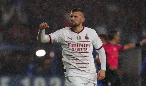 Penyerang AC Milan Ante Rebic merayakan golnya ke gawang Empoli dalam pertandingan Serie A Liga Italia di Stadion Carlo Castellani, Empoli, Ahad (2/10/2022). Milan menang 3-1.