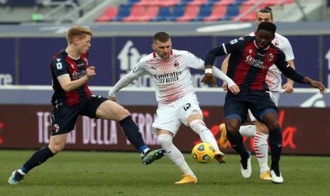 Penyerang AC Milan Ante Rebic (tengah) saat menghadapi Bologna. 